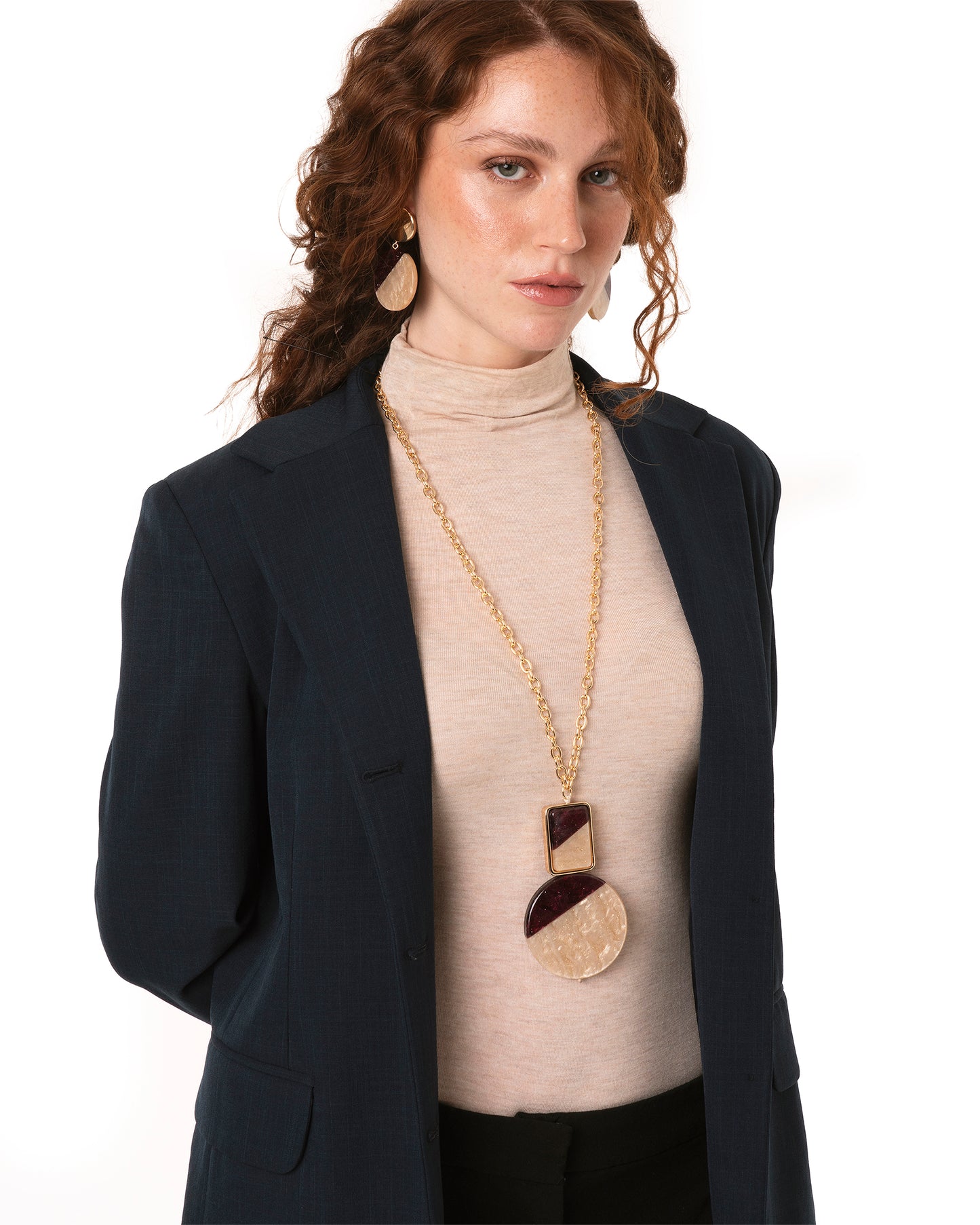 Collana lunga a catena con pendente con elementi geometrici tono beige e viola