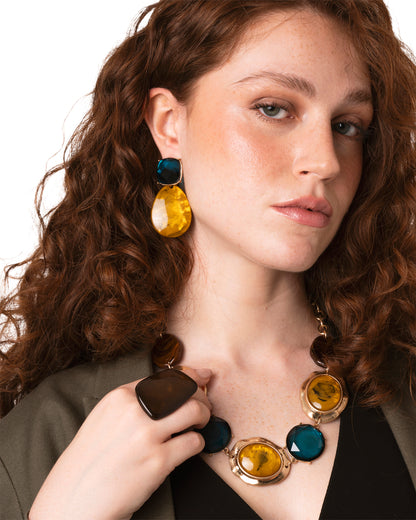 Collana girocollo a catena con pietre in acrilico tono marrone, ocra e azzurro