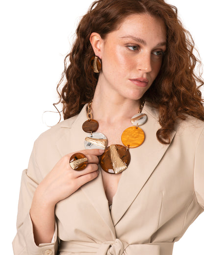 Collana girocollo catena con pietre circolari in acrilico nei toni marrone, ocra e grigio