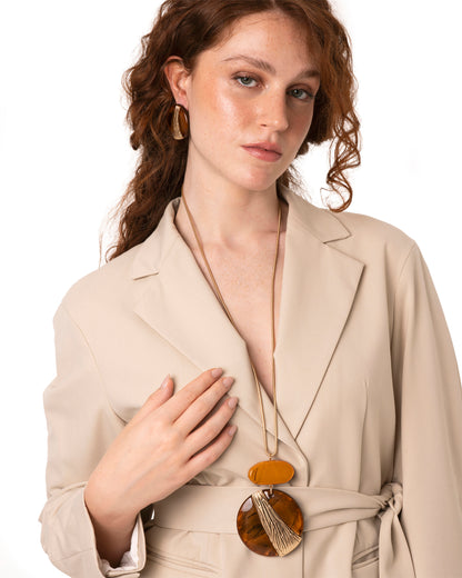Collana lunga con catena snake e pendente a doppia pietra in acrilico nei toni ocra e marrone