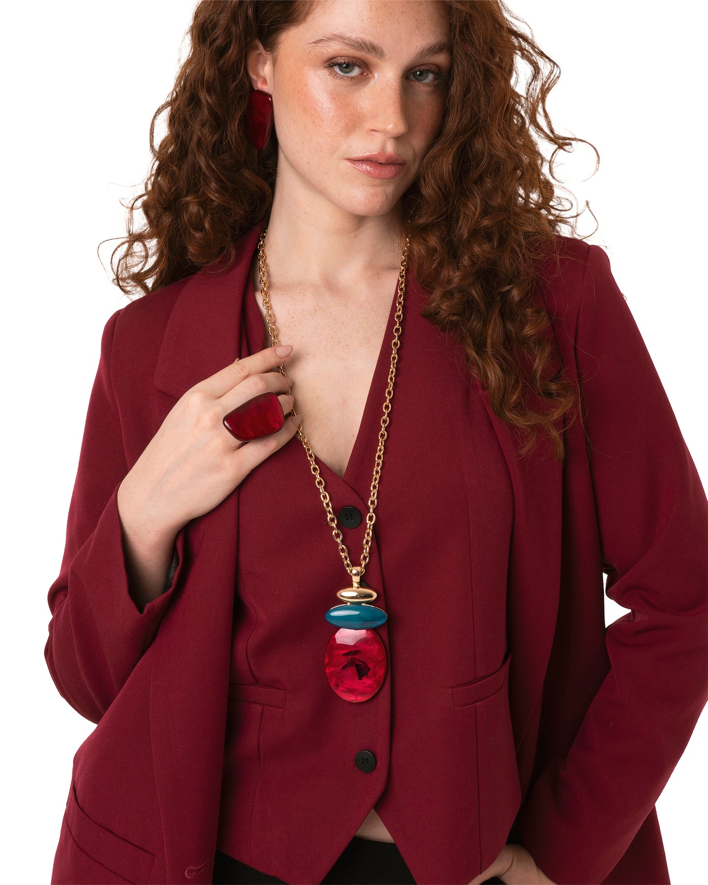 Collana lunga a catena con pendente in acrilico tono bordeaux e azzurro