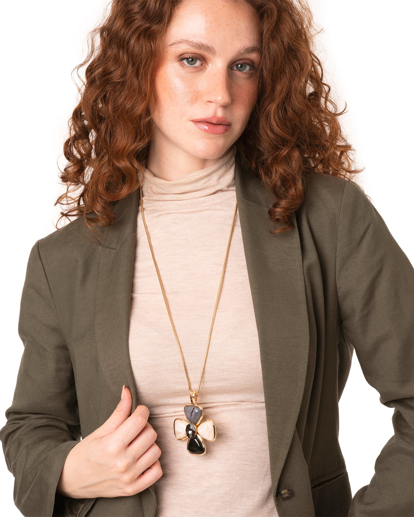 Collana lunga con catena snake e pendente a fiore in resina nei toni nero e beige