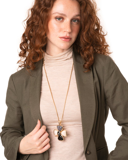 Collana lunga con catena snake e pendente a fiore in resina nei toni nero e beige