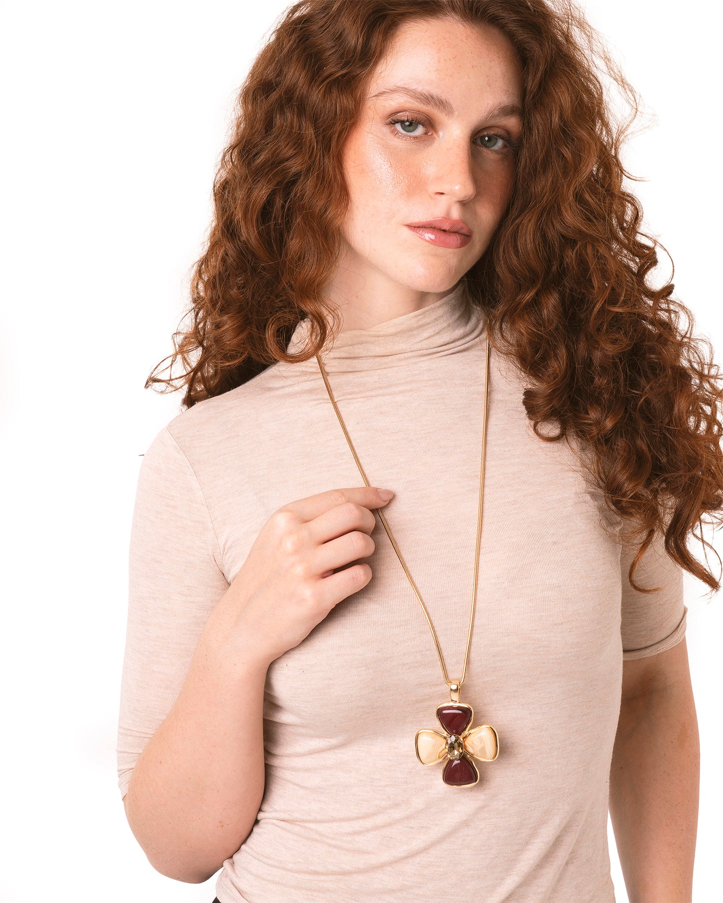 Collana lunga con catena snake e pendente a fiore in resina nei toni viola e beige