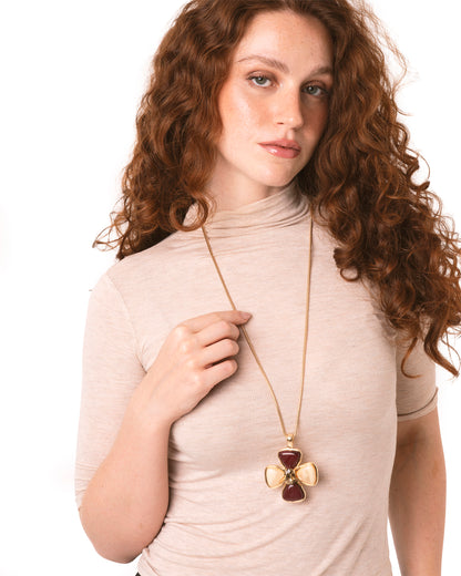 Collana lunga con catena snake e pendente a fiore in resina nei toni viola e beige