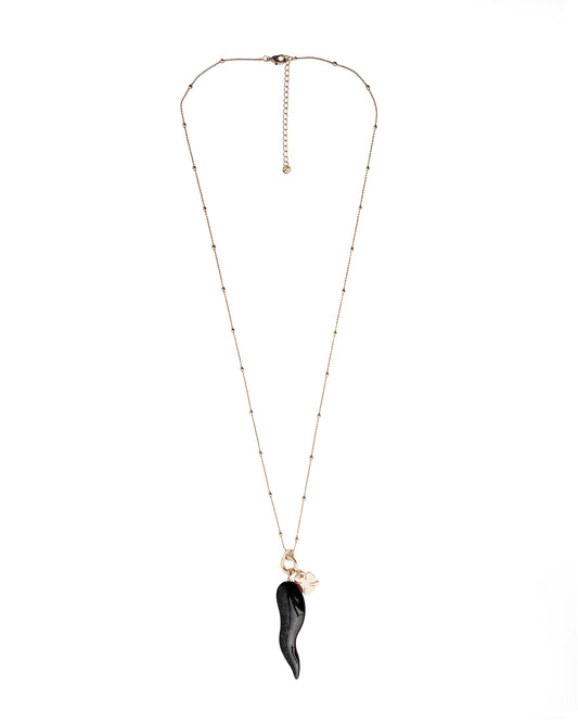 Collana lunga con catena sottile e pendente corno schiacciato in acrilico nero