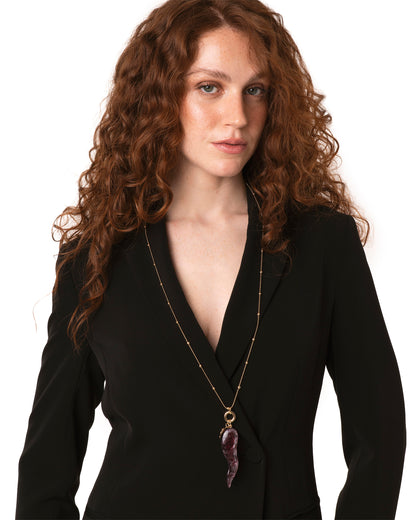 Collana lunga con catena sottile e pendente corno schiacciato in acrilico violaceo