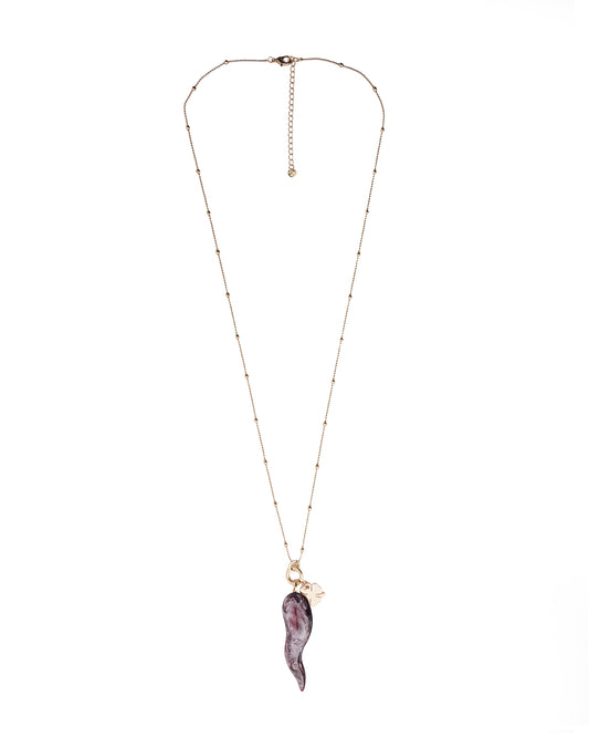 Collana lunga con catena sottile e pendente corno schiacciato in acrilico violaceo