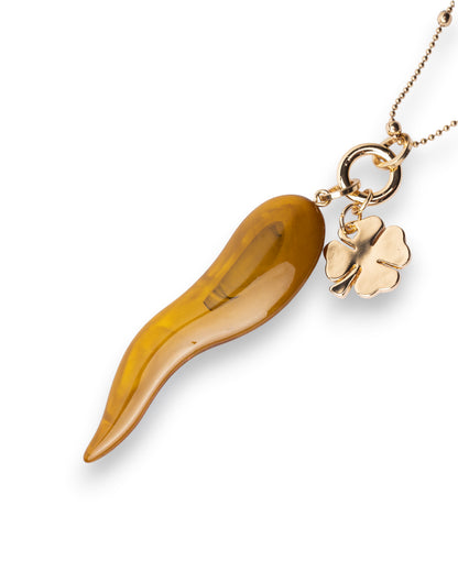 Collana lunga con catena sottile e pendente corno schiacciato in acrilico ocra