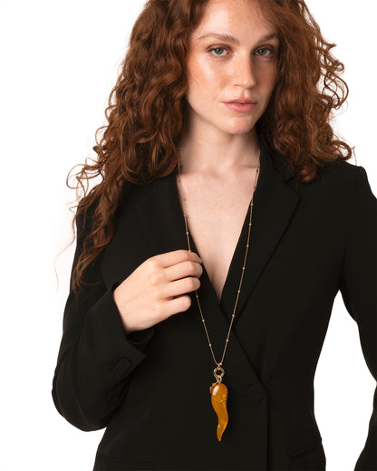 Collana lunga con catena sottile e pendente corno schiacciato in acrilico ocra