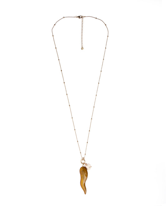Collana lunga con catena sottile e pendente corno schiacciato in acrilico ocra