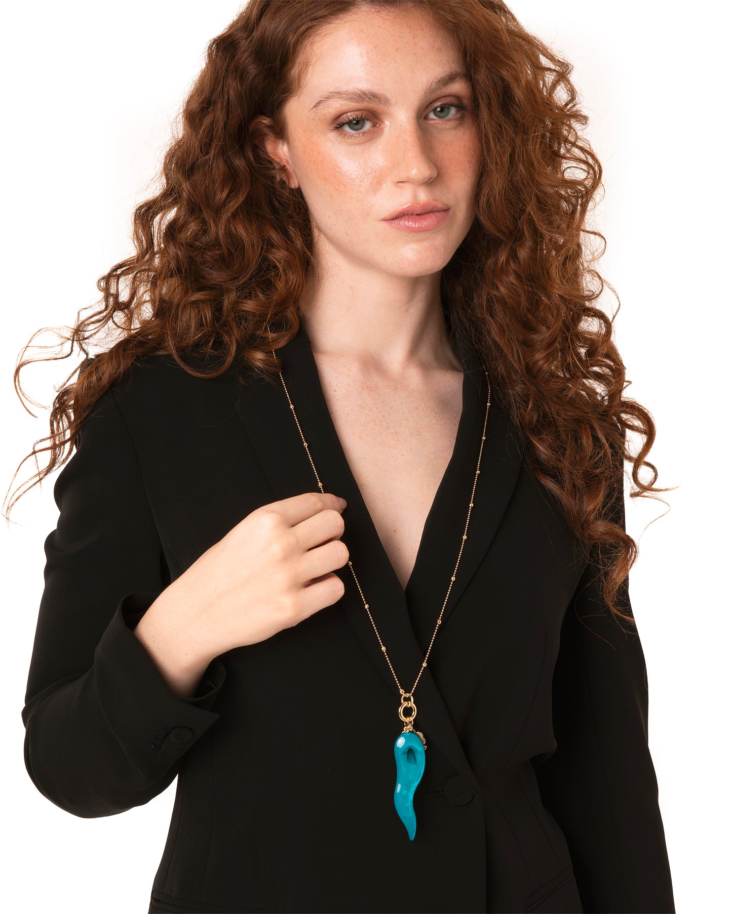 Collana lunga con catena sottile e pendente corno schiacciato in acrilico turchese