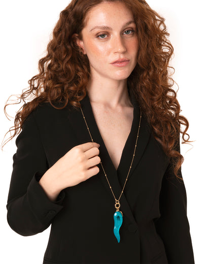 Collana lunga con catena sottile e pendente corno schiacciato in acrilico turchese