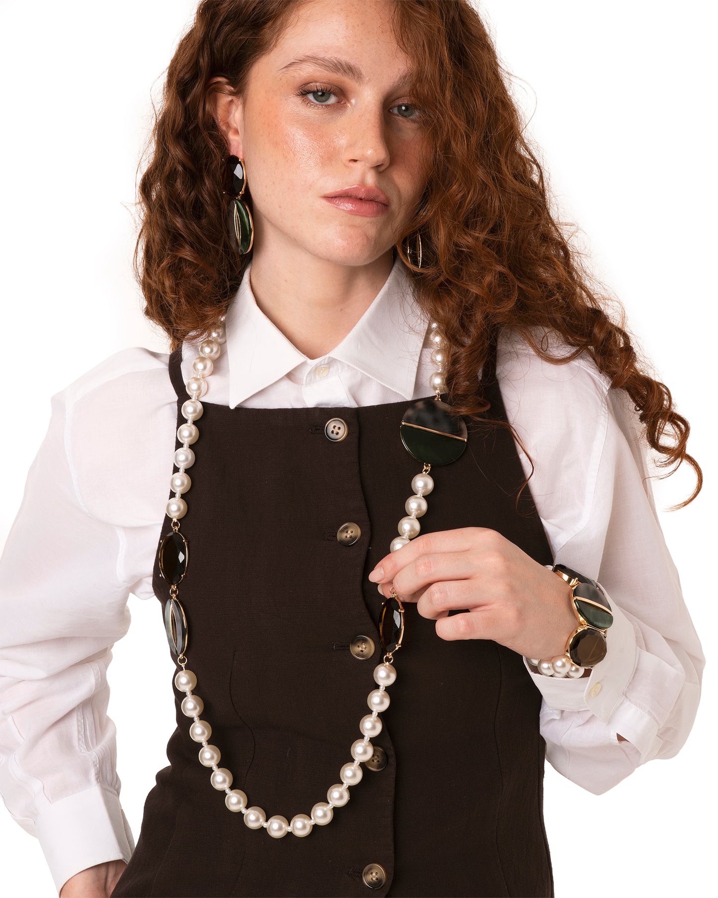Collana lunga con sfere perlate e inserti in vetro e acrilico nei toni del verde