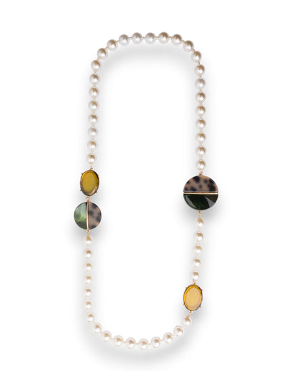 Collana lunga con sfere perlate e inserti in vetro e acrilico nei toni del verde