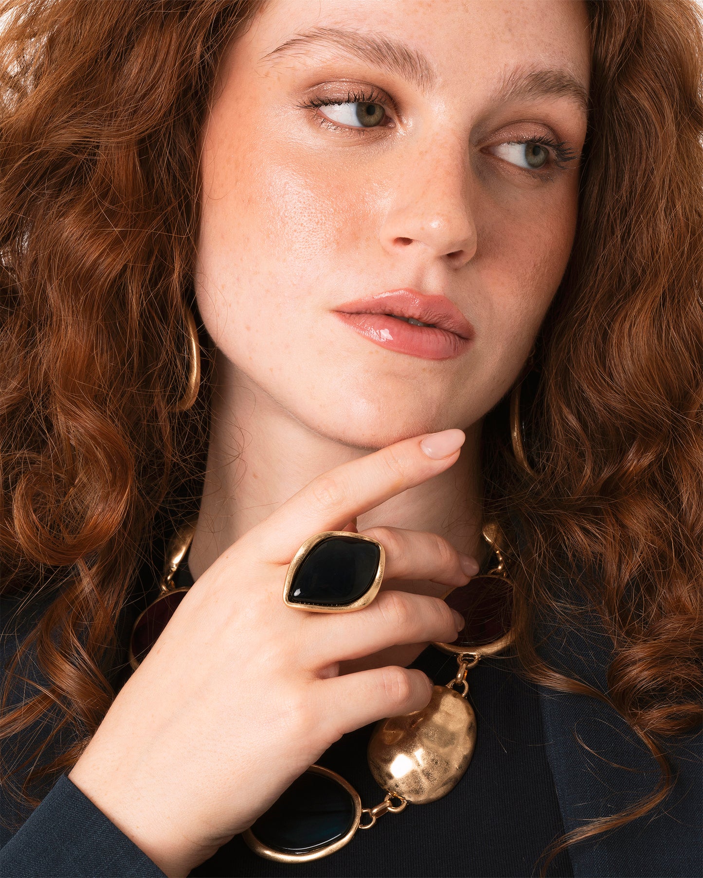 Anello in metallo elastico con pietra in acrilico blu scuro