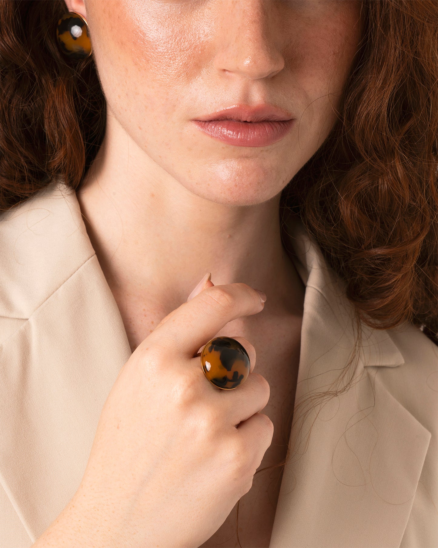 Anello in acciaio regolabile con pietra in acrilico animalier marrone