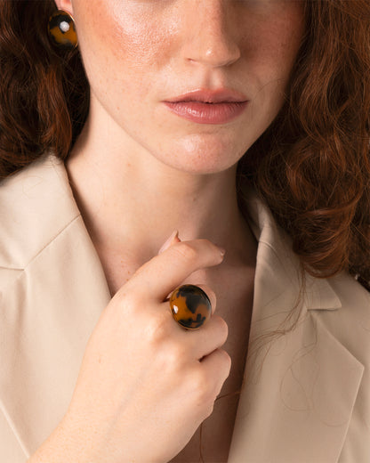 Anello in acciaio regolabile con pietra in acrilico animalier marrone