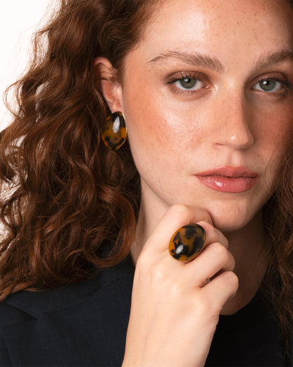 Anello regolabile in acciaio con pietra ovale in acrilico animalier marrone