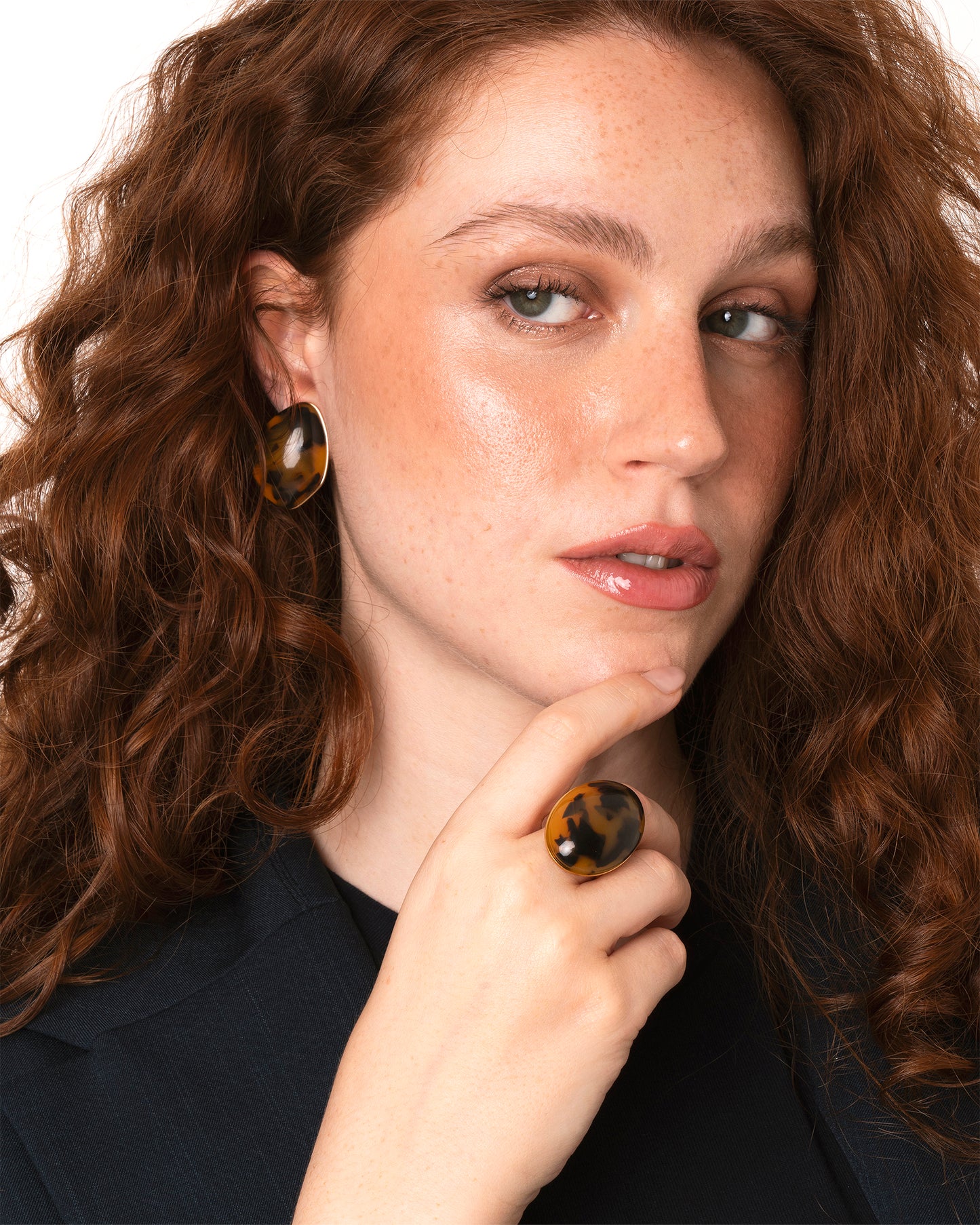Anello regolabile in acciaio con pietra ovale in acrilico animalier marrone