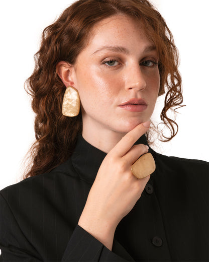 Anello regolabile in acciaio con pietra geometrica in acrilico beige
