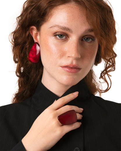 Anello regolabile in acciaio con pietra geometrica in acrilico rossa