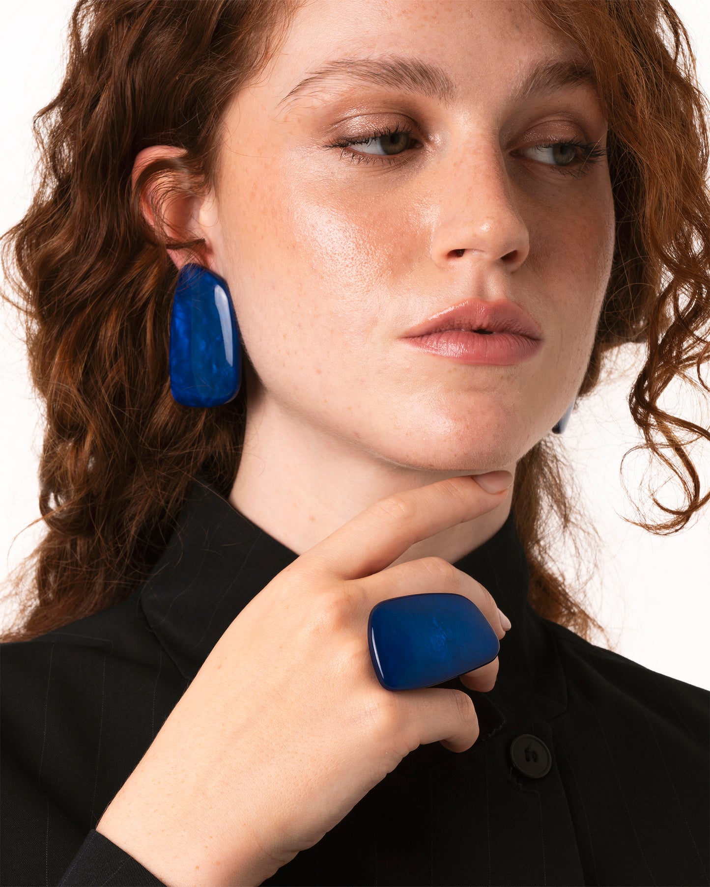 Anello regolabile in acciaio con pietra geometrica in acrilico blu