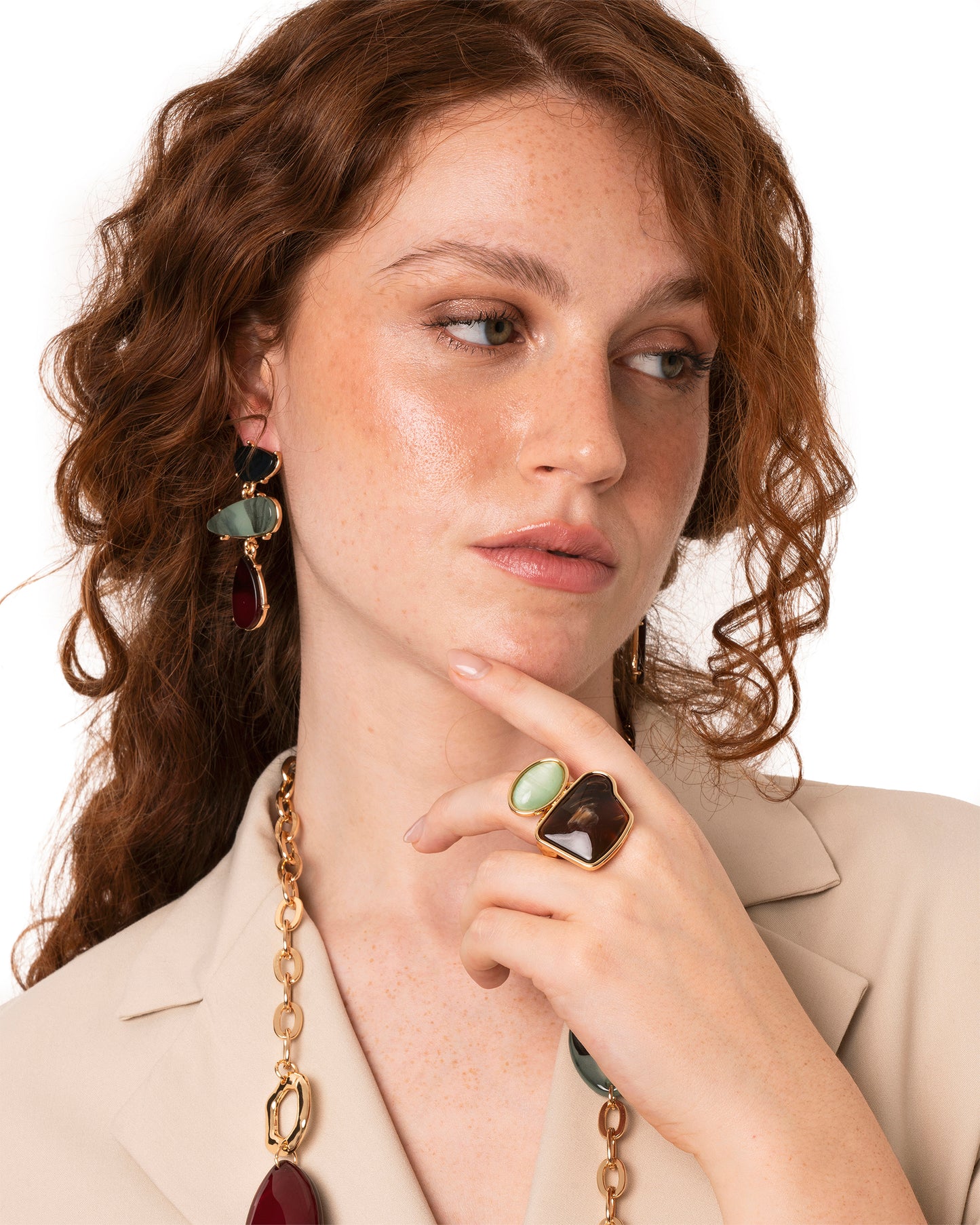 Anello elastico in metallo con pietre in acrilico tono marrone e verde