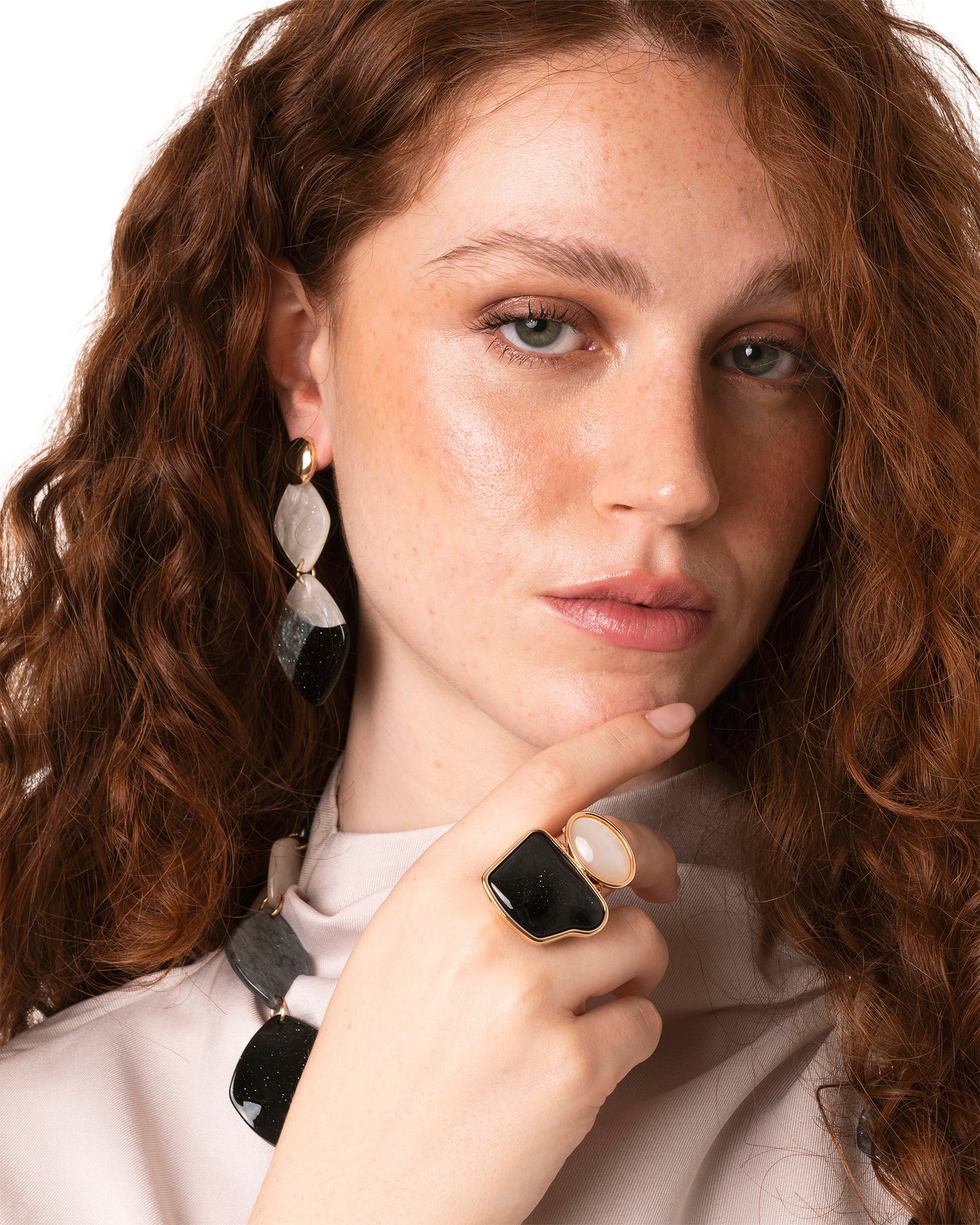Anello elastico in metallo con pietre in acrilico tono bianco e nero
