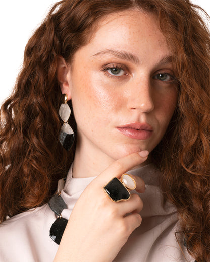 Anello elastico in metallo con pietre in acrilico tono bianco e nero