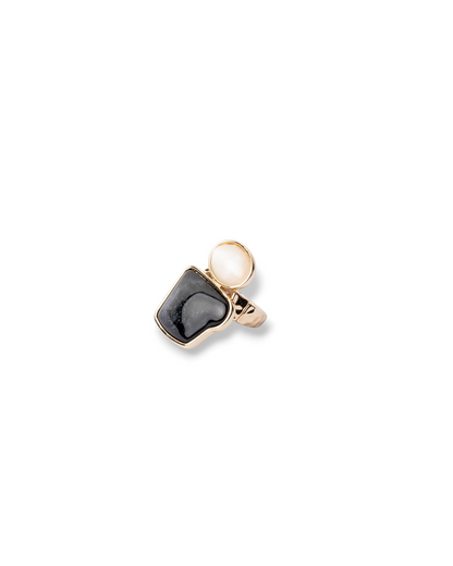 Anello elastico in metallo con pietre in acrilico tono bianco e nero