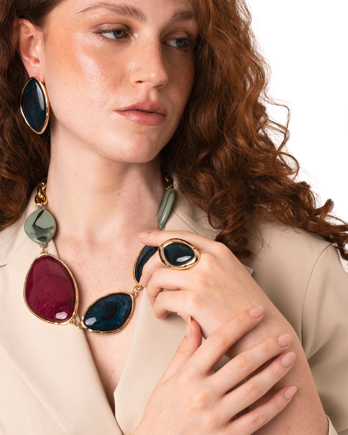 Anello elastico in metallo lucido con pietra in acrilico tono blu
