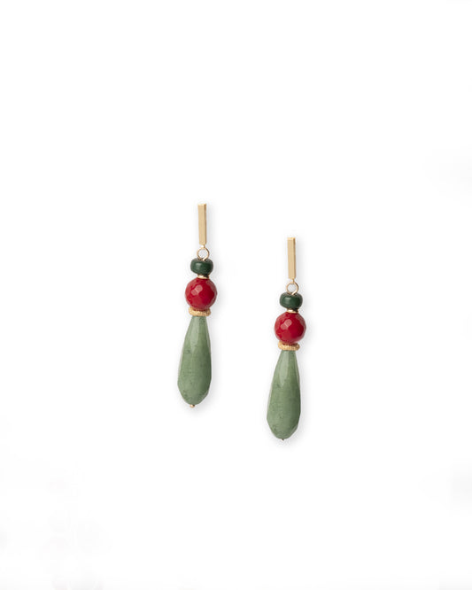 Orecchini pendenti a goccia con pietre dure tono verde e rosso