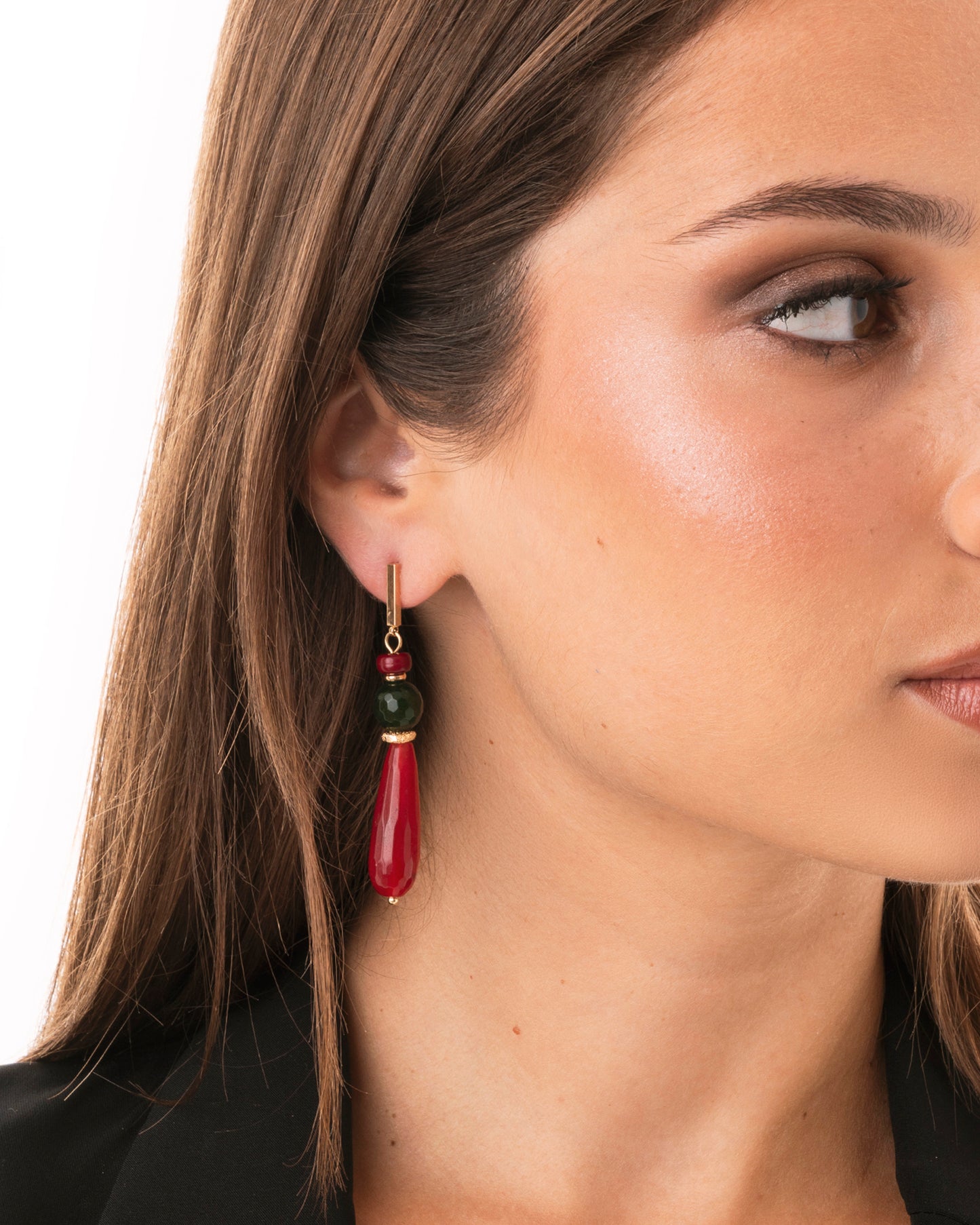 Orecchini pendenti a goccia con pietre dure tono rosso e verde