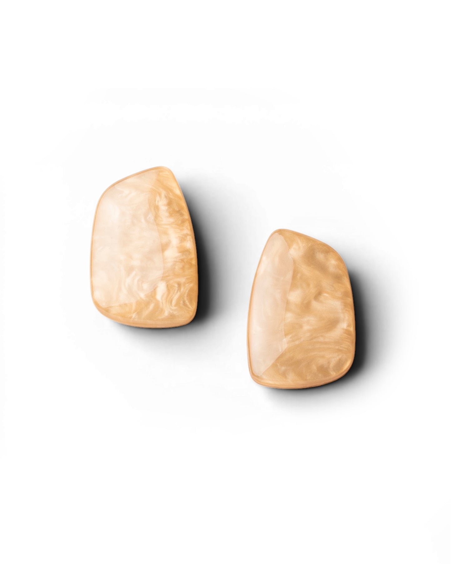 Orecchini a clip con pietra geometrica in acrilico beige