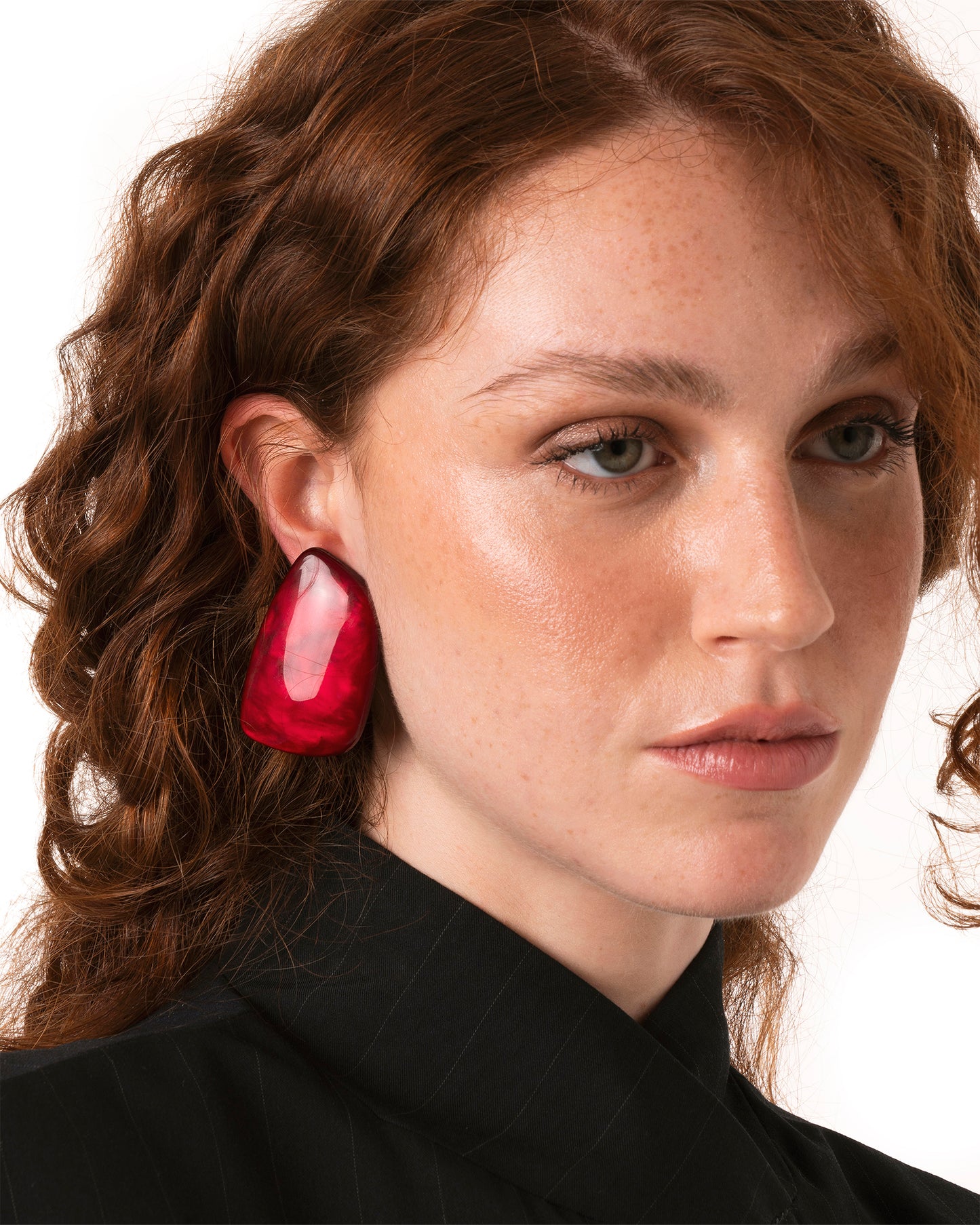Orecchini a clip con pietra geometrica in acrilico rossa