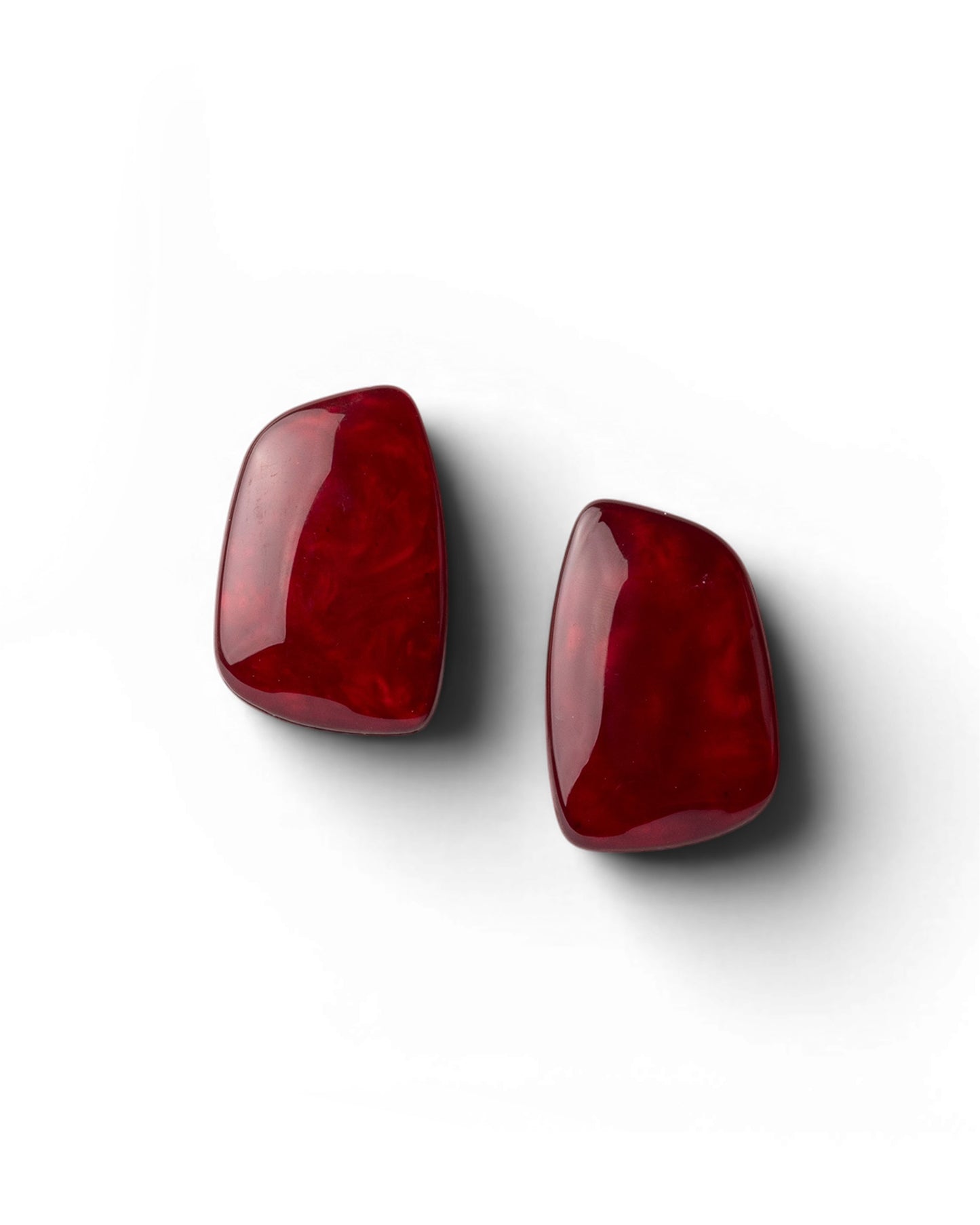 Orecchini a clip con pietra geometrica in acrilico rossa