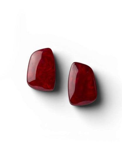 Orecchini a clip con pietra geometrica in acrilico rossa