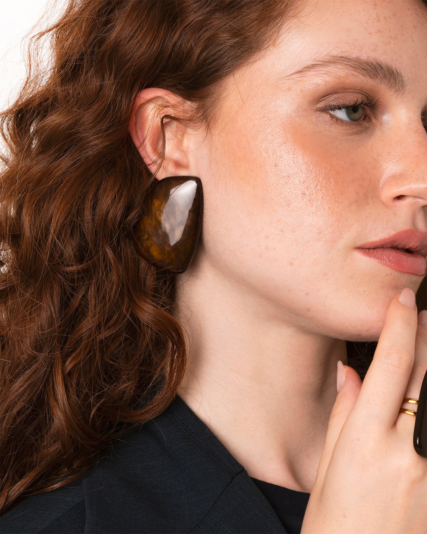 Orecchini a clip con pietra geometrica in acrilico marrone