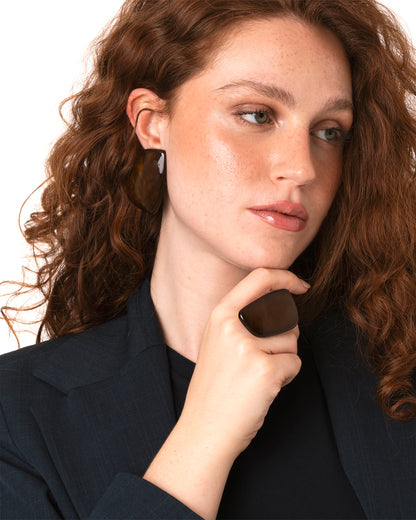 Orecchini a clip con pietra geometrica in acrilico marrone