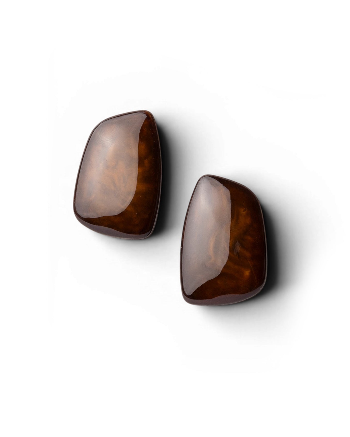 Orecchini a clip con pietra geometrica in acrilico marrone