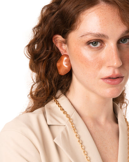 Orecchini a clip con pietra in resina nei toni del terracotta