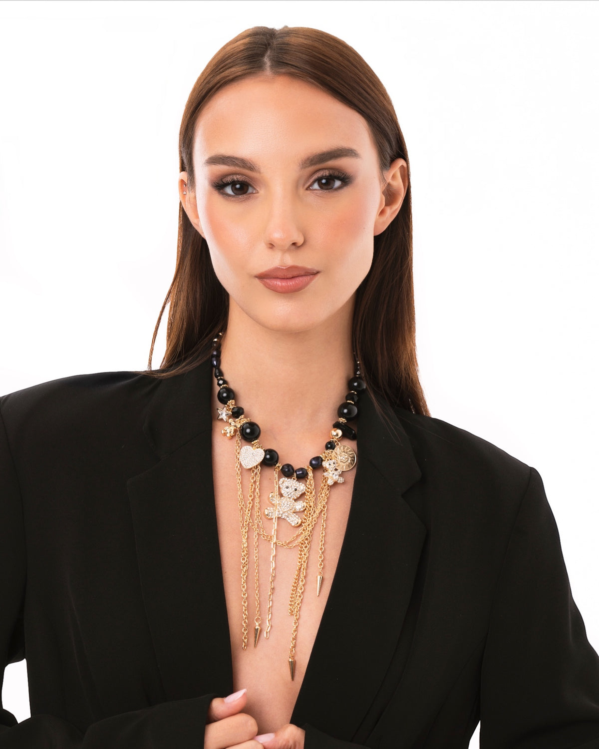 Collana girocollo con pietre nere in acrilico e charms pendenti