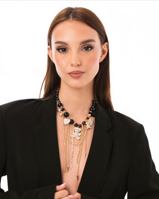 Collana girocollo con pietre nere in acrilico e charms pendenti