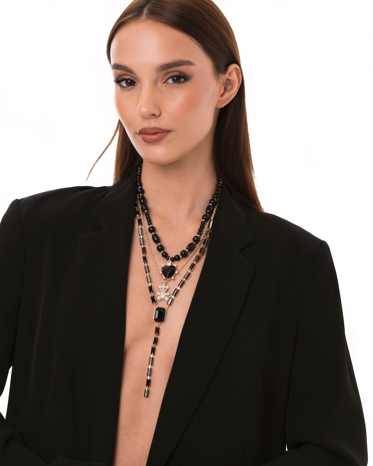 Collana girocollo multi filo con pietre in acrilico e vetro e charms pendenti