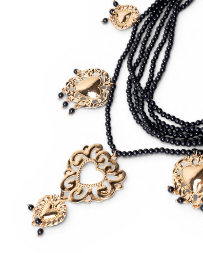 Collana multi fili con micro pietre in acrilico nere e cuori sacri pendenti