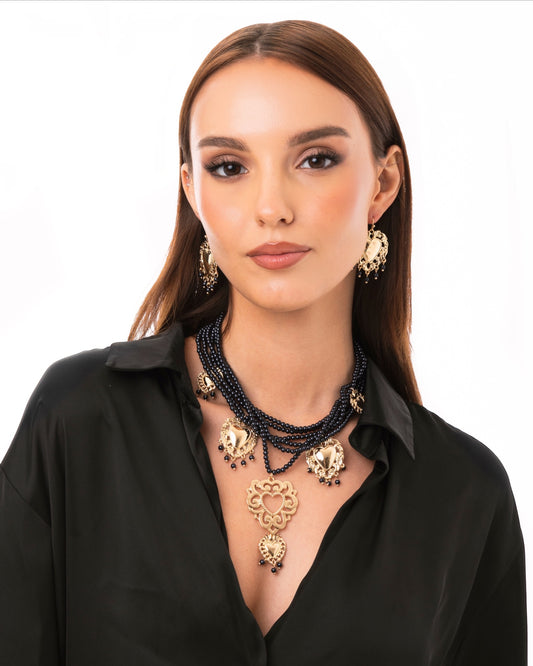 Collana multi fili con micro pietre in acrilico nere e cuori sacri pendenti