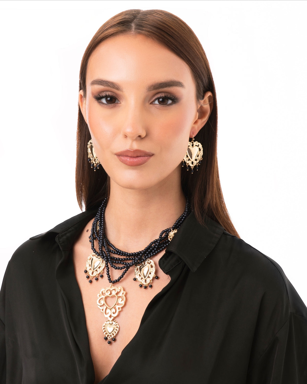 Collana multi fili con micro pietre in acrilico nere e cuori sacri pendenti