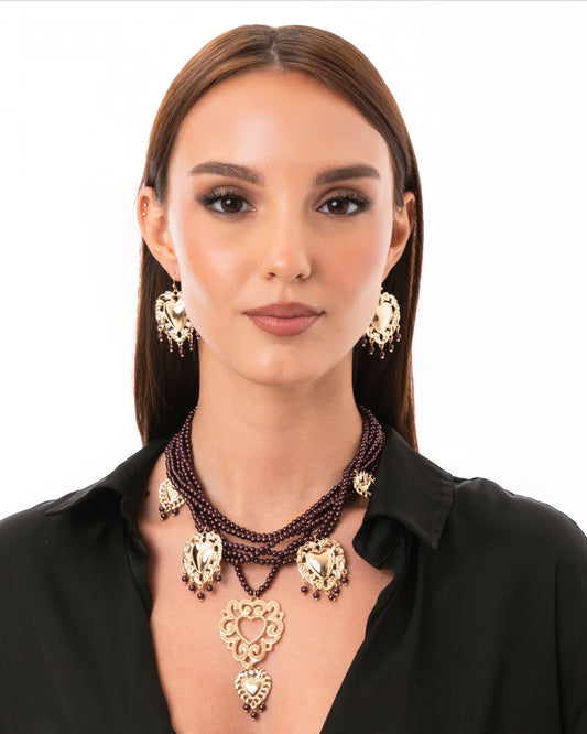 Collana multi fili con micro pietre in acrilico marrone e cuori sacri pendenti