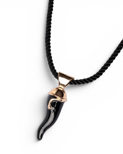 Collana in corda nera con corno pendente in acrilico nero